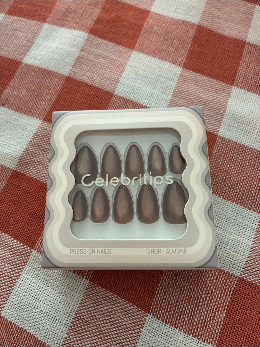 Short Almond Press-On Nails Celebritips Cinnamon Powder.